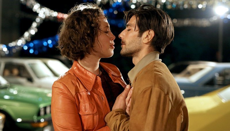 Salvatore (Fabrizio Bucci) und Erna (Katharina Haudum) kommen sich näher. – Bild: BR/​Ziegler Film/​Epo Film/​Petro Domenigg