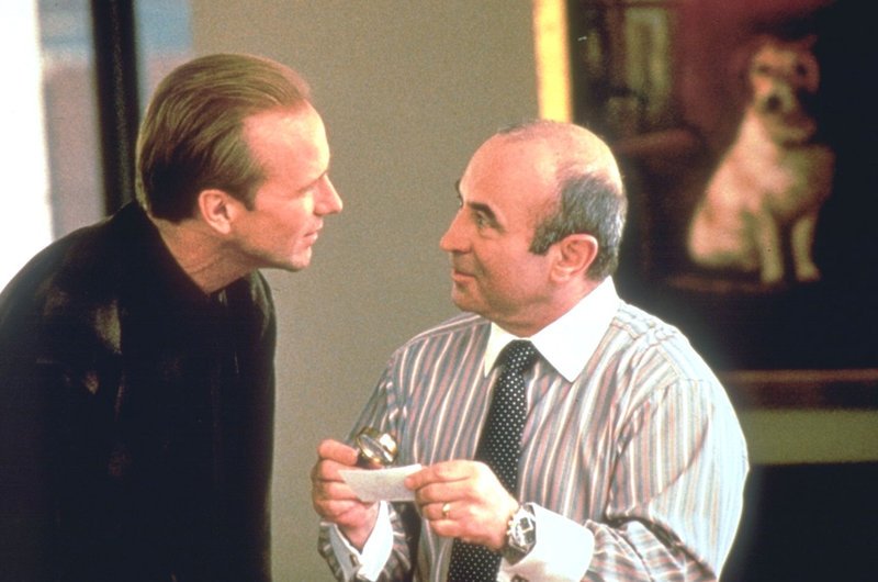 Frank Quinlan (William Hurt, l.) erkundigt sich bei dem Zeitungsverleger Vartan Malt (Bob Hoskins, r.) über den ungewöhnlichen Gast im Hause der Witwe … – Bild: Warner Brothers Lizenzbild frei