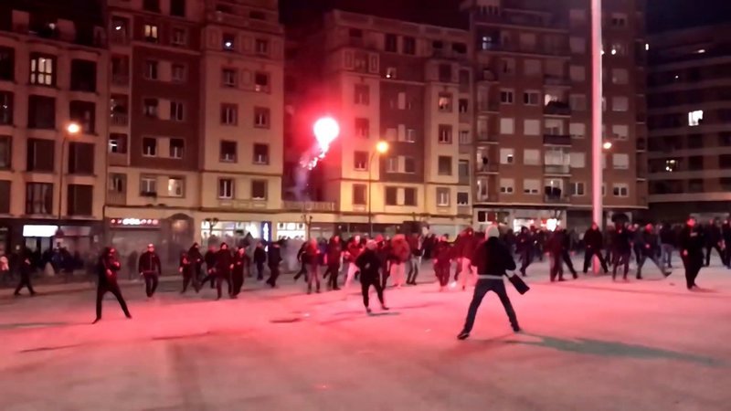 Vor den Stadien Russlands liefern sie sich regelmäßig heftige Kämpfe. Vor allem, wenn die Moskauer Hauptstadt-Clubs Spartak und ZSKA gegeneinander antreten, herrscht für die Sicherheitskräfte höchste Alarmbereitschaft. – Bild: ZDF und Anton Ottow Vor den Stadien Russlands liefern sie sich regelmäßig heftige Kämpfe. Vor allem, wenn die Moskauer Hauptstadt-Clubs Spartak und ZSKA gegeneinander antreten, herrscht für die Sicherheitskräfte höchste Alarmbereitschaft. – Bild: ZDF und Anton Ottow