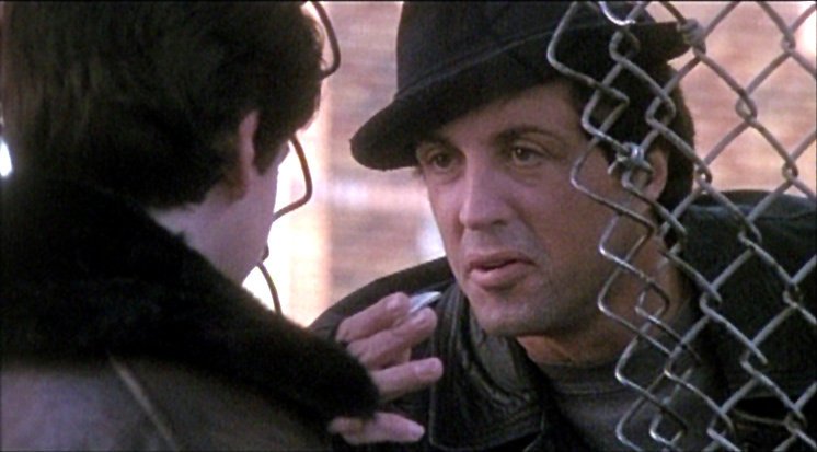 Rocky (Sylvester Stallone) versucht seinen Sohn (Sage Stallone) in wenig aufzumuntern.. – Bild: RTL Zwei