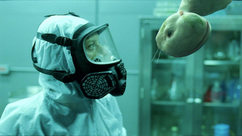 Endlich ein Erfolg? Elsa (Sarah Polley) untersucht das überraschende Ergebnis ihres und Clives Experiments, das ihnen endlich die gewünschten Proteine liefern könnte ... – Bild: 2008 SPLICE (COPPERHEART) PRODUCTIONS INC. - GAUMONT Lizenzbild frei Endlich ein Erfolg? Elsa (Sarah Polley) untersucht das überraschende Ergebnis ihres und Clives Experiments, das ihnen endlich die gewünschten Proteine liefern könnte ... – Bild: 2008 SPLICE (COPPERHEART) PRODUCTIONS INC. - GAUMONT Lizenzbild frei