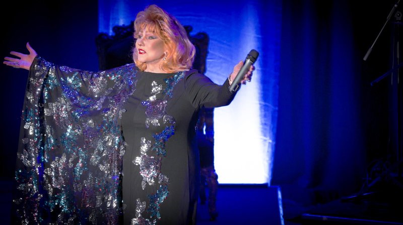 rbb Fernsehen, Der Zirkeltag im rbb, MEIN BERLIN ’Äì 28 JAHRE MIT UND OHNE MAUER, „Film von Torsten Striegnitz und Simone Dobmeier“, am Montag (05.02.18) um 20:15 Uhr.
Romy Haag besingt heute noch die „Heros“.
¬© rbb/​Falco Seliger, honorarfrei – Verwendung gem√§√ü der AGB im engen inhaltlichen, redaktionellen Zusammenhang mit genannter rbb-Sendung bei Nennung „Bild: rbb/​Falco Seliger“ (S2+). rbb Presse & Information, Masurenallee 8⁠–⁠14, 14057 Berlin, Tel: 030/​97 99 3⁠–⁠12118 oder -12116, pressefoto@rbb-online.de – Bild: RBB Berlin (DE) /​ rbb/​Falco Seliger /​ rbb Presse & Information