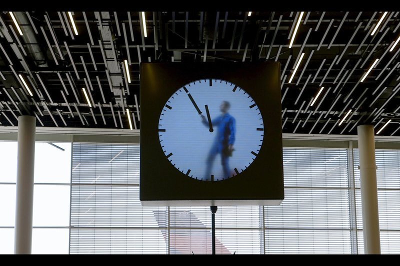 Uhr im Amsterdamer Flughafen Schiphol, entworfen von Maarten Baas. – Bild: ARTE France 