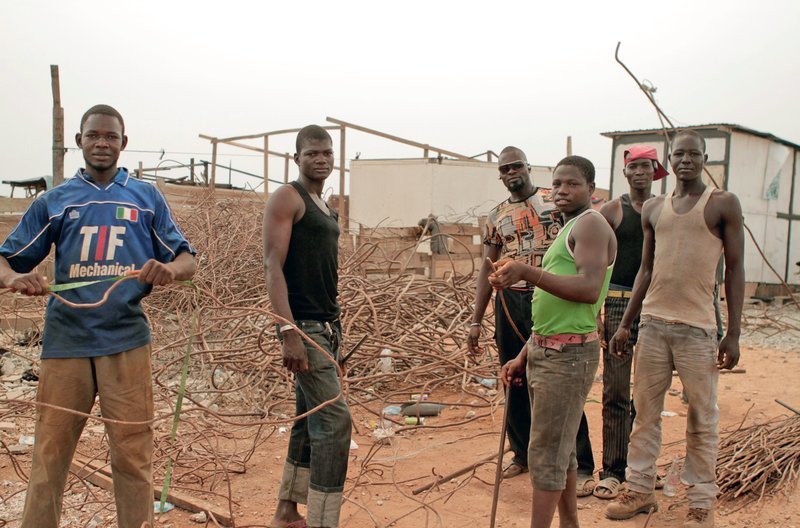 Zwischen Hoffnung und Perspektivlosigkeit: junge Männer auf der Müllkippe. – Bild: phoenix/​ZDF/​Juan Solera