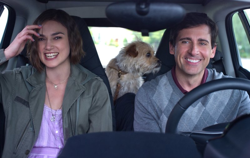 Penny (Keira Knightley) und Dodge (Steve Carell) machen sich auf den Weg, um zunächst Dodge´s Jugendliebe Oliva und anschließend eine Lösung für Pennys Problem zu finden. – Bild: Canal+ Penny (Keira Knightley) und Dodge (Steve Carell) machen sich auf den Weg, um zunächst Dodge´s Jugendliebe Oliva und anschließend eine Lösung für Pennys Problem zu finden. – Bild: Canal+
