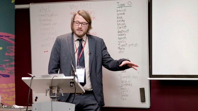 WDR-Autor Peter Onneken als Professor Fake. Mit gefälschter Studie als Experte auf internationalen Kongressen unterwegs. – Bild: WDR WDR-Autor Peter Onneken als Professor Fake. Mit gefälschter Studie als Experte auf internationalen Kongressen unterwegs. – Bild: WDR