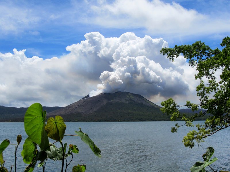 Der aktive Vulkan Garet über dem Letas Kratersee. – Bild: ORF