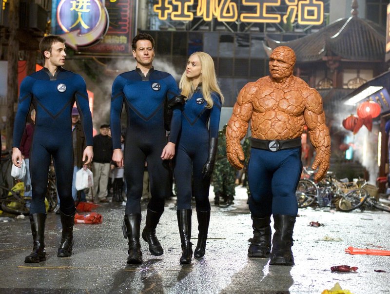 Die „Fantastic Four“, Ben (Michael Chiklis, l.), Reed (Ioan Gruffudd, 2.v.l.), Susan (Jessica Alba, 2.v.r.) und Johnny (Chris Evans, r.), sind auf der Suche nach einem fliegenden Wesen, das von einem anderen Planeten kommt und allerlei Unheil anrichtet … – Bild: Twentieth Century Fox