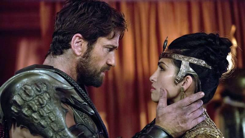 Set (Gerard Butler) und Hathor (Elodie Yung)Set (Gerard Butler) und Hathor (Elodie Yung) – Bild: RTL II Set (Gerard Butler) und Hathor (Elodie Yung)Set (Gerard Butler) und Hathor (Elodie Yung) – Bild: RTL II