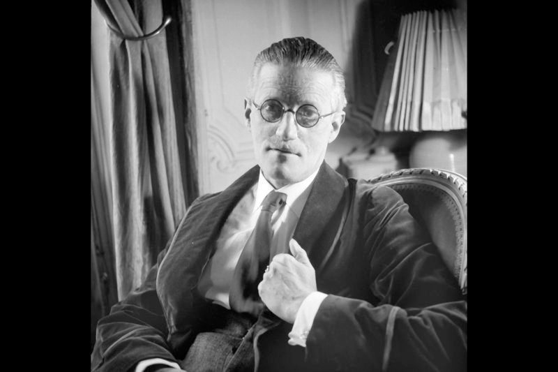 James Joyce im Jahr 1934: Der irische Schriftsteller spürte, dass er die Veranlagung zum Wahnsinn, oder vielmehr dessen Abgründe, die ihm selbst erspart geblieben waren, auf subtile Weise an seine Tochter Lucia übertragen hatte … – Bild: ARTE James Joyce im Jahr 1934: Der irische Schriftsteller spürte, dass er die Veranlagung zum Wahnsinn, oder vielmehr dessen Abgründe, die ihm selbst erspart geblieben waren, auf subtile Weise an seine Tochter Lucia übertragen hatte … – Bild: ARTE