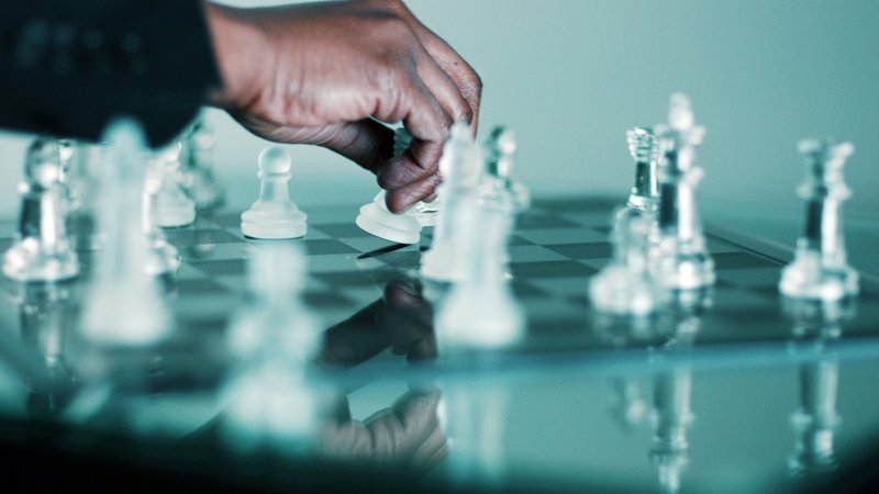 Schach ist für Computer längst ein Kinderspiel. Inzwischen erlangen sie immer mehr Fähigkeiten, die zuvor nur Menschen besaßen. Wie verändert diese Entwicklung unsere Gesellschaft? – Bild: WELT