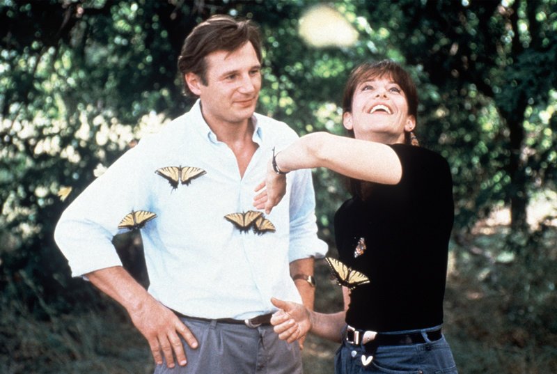 Rustwater’s Sheriff Will (Liam Neeson, l.) ist von der lebenslustigen Jane (Debra Winger, r.) sehr angetan … – Bild: Paramount Pictures Lizenzbild frei Rustwater’s Sheriff Will (Liam Neeson, l.) ist von der lebenslustigen Jane (Debra Winger, r.) sehr angetan … – Bild: Paramount Pictures Lizenzbild frei