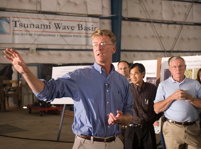 Daniel Cox (links), Bauingenieur und Direktor des Hinsdale Wave Research Lab an der Oregon State University. – Bild: ORF