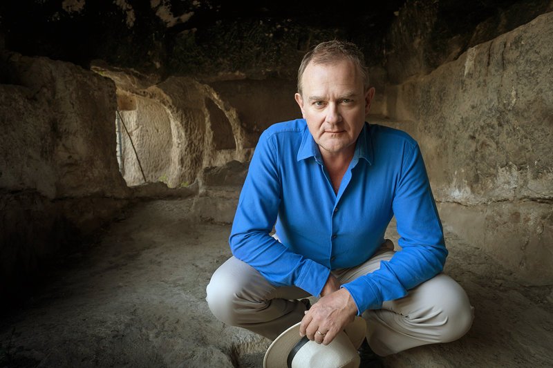 Hugh Bonneville in einem Grab aus dem ersten Jahrhundert nach Christus in der Nähe von Jerusalem. – Bild: RTÉ/Kieran Slyne / RTÉ Hugh Bonneville in einem Grab aus dem ersten Jahrhundert nach Christus in der Nähe von Jerusalem. – Bild: RTÉ/Kieran Slyne / RTÉ