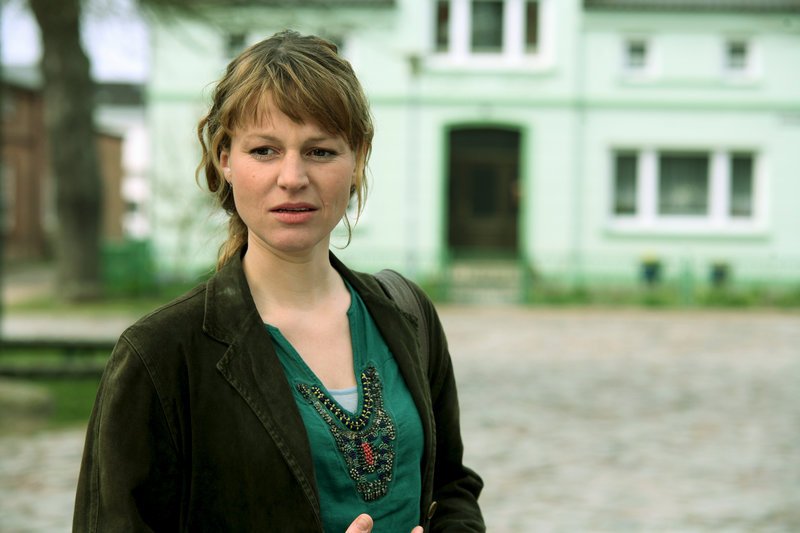 Evelyn (Maria Simon) ist verzweifelt: Ihr Mann hat ein Kind totgefahren. – Bild: ZDF und Volker Roloff