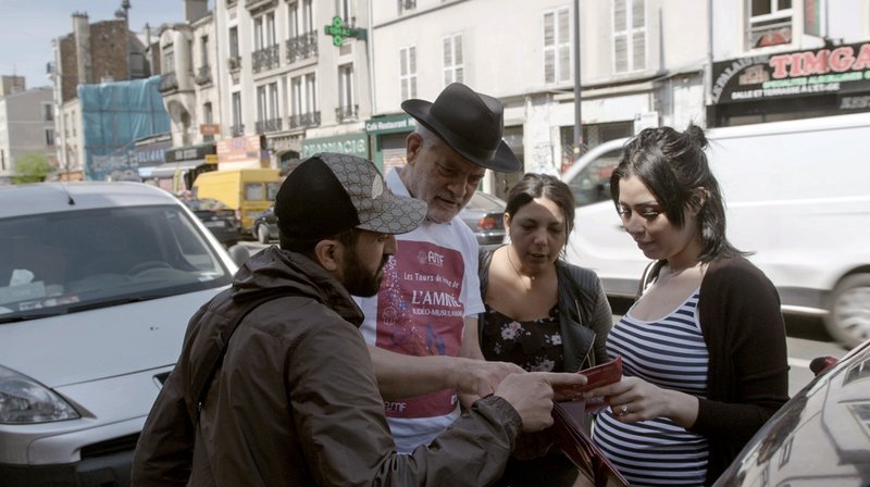 Rabbiner Michel Serfaty (2.v.l.), Präsident einer jüdisch-muslimischen Organisation, setzt sich im Gespräch mit Muslimen für gegenseitiges Verständnis ein. – Bild: WDR