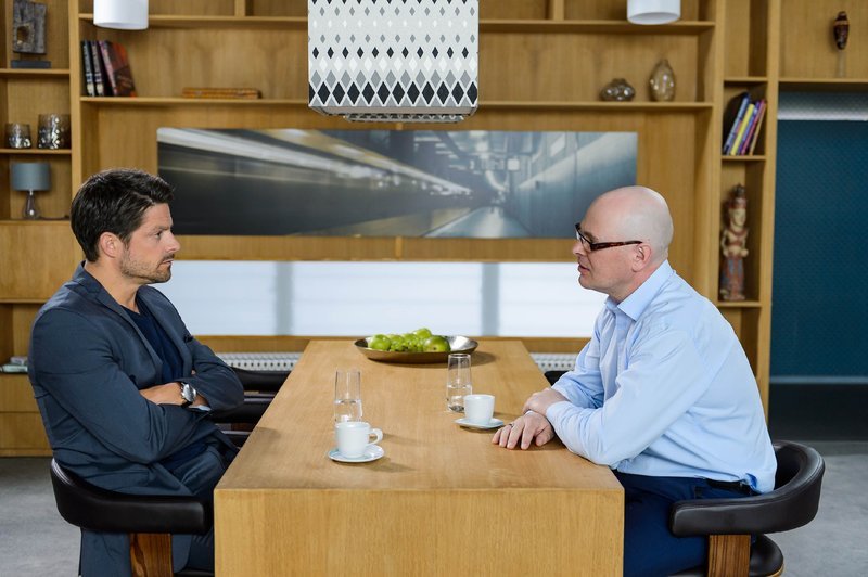 Als Vincent (Daniel Buder, l.) mit Pollmann (Daniel Borgwardt) den Entschluss fasst, das Strategiepapier von Deniz und Jenny zu beschaffen, um das Pumpwerk bald übernehmen zu können, ahnt er noch nicht, dass Deniz an Jennys Stelle nach Italien fahren wird … – Bild: RTL /​ Willi Weber