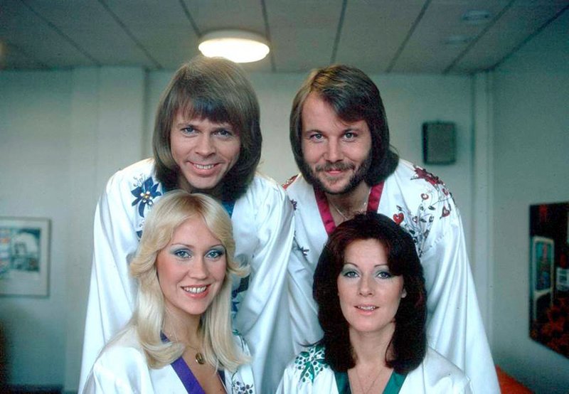 Agnetha Fältskog (li.) und Björn Ulvaeus (li.), Benny Andersson (re.) und Anni-Frid Lyngstad (re.): Mit Glitzeroutfits und Plateauschuhen sorgte das legendäre Pop-Quartett in den 70ern für Furore. – Bild: ARTE France Agnetha Fältskog (li.) und Björn Ulvaeus (li.), Benny Andersson (re.) und Anni-Frid Lyngstad (re.): Mit Glitzeroutfits und Plateauschuhen sorgte das legendäre Pop-Quartett in den 70ern für Furore. – Bild: ARTE France