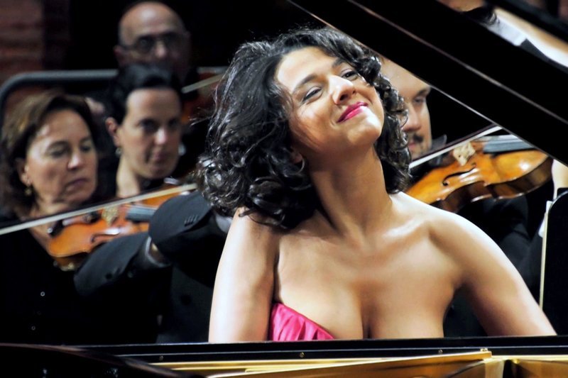 Khatia Buniatishvili (Mi.) spielt Robert Schumanns Klavierkonzert zusammen mit dem Israel Philharmonic Orchestra. – Bild: arte