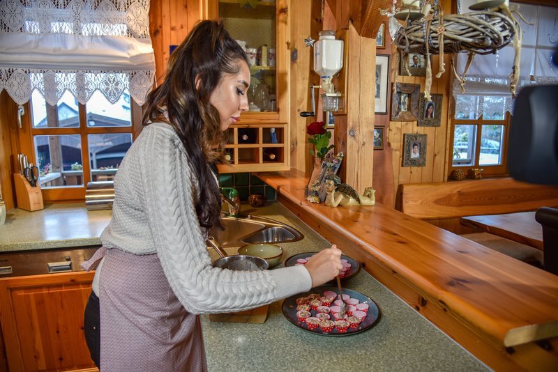 Carina Schmid beim Backen. – Bild: ORF