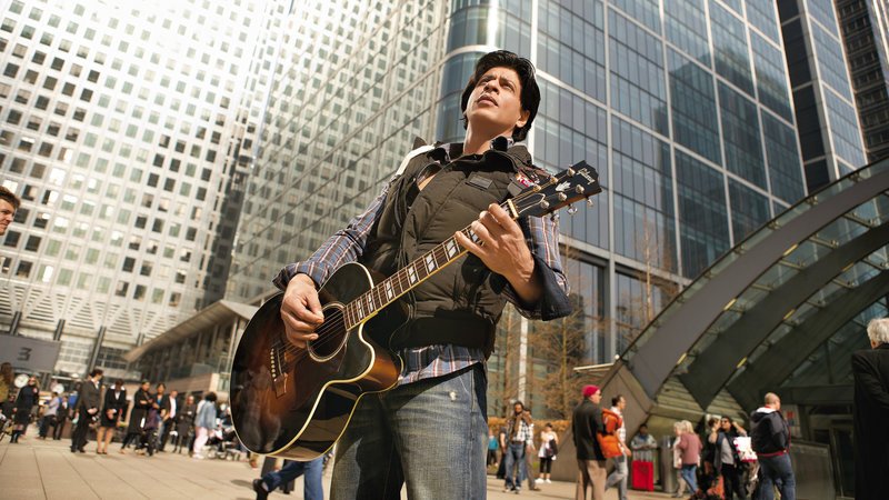 Samar (Shah Rukh Khan) schlug sich in London als Straßenmusiker durch, als er eines Tages seine große Liebe trifft.. – Bild: RTL Zwei