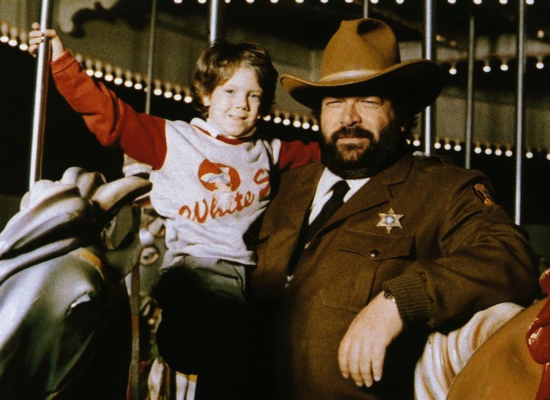 Sheriff Spencer (Bud Spencer, re.) hat auf einem Rummelplatz einen außergewöhnlichen Jungen aufgegabelt: „H-7–25“ (Cary Guffey) kommt von einem fremden Planeten. – Bild: RTL Sheriff Spencer (Bud Spencer, re.) hat auf einem Rummelplatz einen außergewöhnlichen Jungen aufgegabelt: „H-7–25“ (Cary Guffey) kommt von einem fremden Planeten. – Bild: RTL