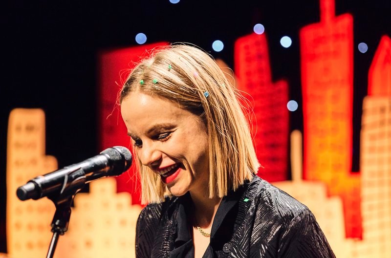 Julia Engelmann / Konzert im Admiralspalast Berlin – Bild: MDR/universal-music/Ben Wolf Julia Engelmann / Konzert im Admiralspalast Berlin – Bild: MDR/universal-music/Ben Wolf