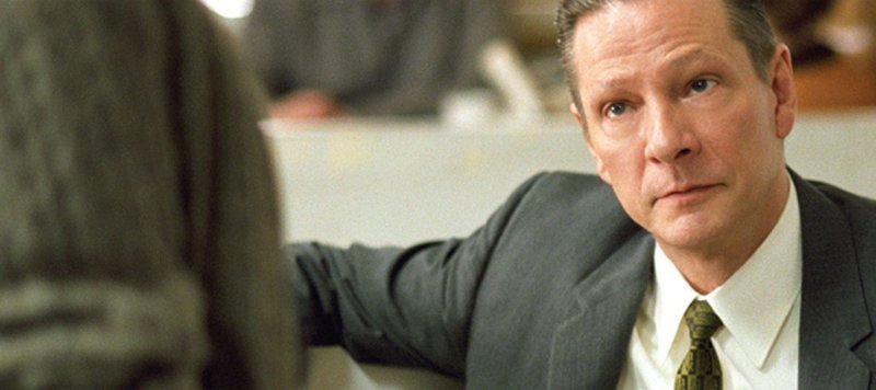 Alvin Dewey (Chris Cooper) vom FBI in Kansas leitet die Ermittlungen. – Bild: ATV II Alvin Dewey (Chris Cooper) vom FBI in Kansas leitet die Ermittlungen. – Bild: ATV II