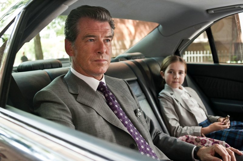 11. September 2001: Charles (Pierce Brosnan) fährt Caroline (Ruby Jerins) in die Schule. – Bild: ZDF und Myles Aronowitz 11. September 2001: Charles (Pierce Brosnan) fährt Caroline (Ruby Jerins) in die Schule. – Bild: ZDF und Myles Aronowitz