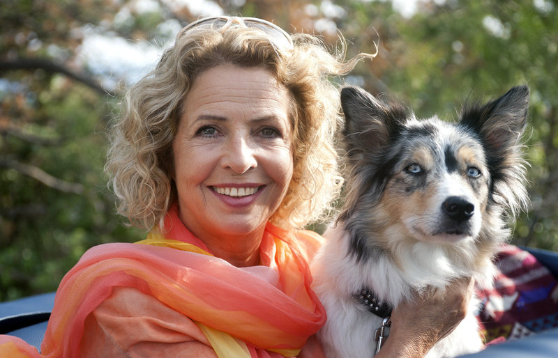 Elsa (Michaela May) bricht zusammen mit ihrem Hund ?Herr Schmidt? nach Istrien auf. – Bild: MDR/Degeto/Hassan Abdelghani Elsa (Michaela May) bricht zusammen mit ihrem Hund ?Herr Schmidt? nach Istrien auf. – Bild: MDR/Degeto/Hassan Abdelghani