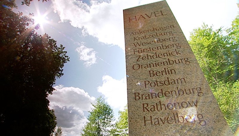 rbb Fernsehen DIE HAVEL , „Eine Flussreise“, Film von Sabine Loll, am Dienstag (17.08.10) um 20:15 Uhr. Die Havel ist eine Lebensader der Mark Brandenburg. ‹ber 300 Kilometer windet sie sich von ihrem Quellgebiet bei Ankershagen bis zur M¸ndung in die Elbe bei Havelberg. Die Filmemacherin Sabine Loll traf auf ihrer Flussreise Menschen, die von ihrem Fluss, der Havel, und dem Leben am Havelufer erz‰hlen. – An der k¸nstlich nachgestalteten Havelquelle bei Ankershagen © rbb, honorarfrei – Verwendung gem‰fl der AGB im engen inhaltlichen, redaktionellen Zusammenhang mit genannter rbb-Sendung bei Nennung „Bild: rbb“ (S2). rbb Presse & Information, Masurenallee 8–14, 14057 Berlin, Tel: 030/97 99 3–12118 oder -12116, pressefoto@rbb-online.de. – Bild: Phoenix rbb Fernsehen DIE HAVEL , „Eine Flussreise“, Film von Sabine Loll, am Dienstag (17.08.10) um 20:15 Uhr. Die Havel ist eine Lebensader der Mark Brandenburg. ‹ber 300 Kilometer windet sie sich von ihrem Quellgebiet bei Ankershagen bis zur M¸ndung in die Elbe bei Havelberg. Die Filmemacherin Sabine Loll traf auf ihrer Flussreise Menschen, die von ihrem Fluss, der Havel, und dem Leben am Havelufer erz‰hlen. – An der k¸nstlich nachgestalteten Havelquelle bei Ankershagen © rbb, honorarfrei – Verwendung gem‰fl der AGB im engen inhaltlichen, redaktionellen Zusammenhang mit genannter rbb-Sendung bei Nennung „Bild: rbb“ (S2). rbb Presse & Information, Masurenallee 8–14, 14057 Berlin, Tel: 030/97 99 3–12118 oder -12116, pressefoto@rbb-online.de. – Bild: Phoenix
