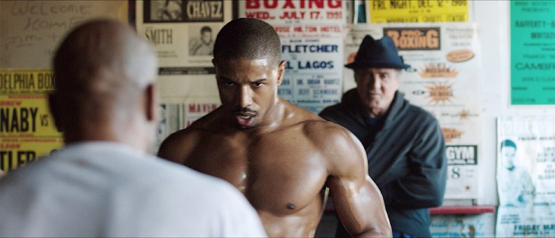 Ex-Profiboxer Rocky Balboa (Sylvester Stallone, r.) hat eine neue Aufgabe gefunden: Er trainiert Boxersohn und Boxtalent Adonis Johnson (Michael B. Jordan, Mitte) für eine Profikarriere. Doch ob dieser auch das Zeug dazu hat, die Großen der Szene zu schlagen? – Bild: MG RTL D / © 2015 METRO-GO Ex-Profiboxer Rocky Balboa (Sylvester Stallone, r.) hat eine neue Aufgabe gefunden: Er trainiert Boxersohn und Boxtalent Adonis Johnson (Michael B. Jordan, Mitte) für eine Profikarriere. Doch ob dieser auch das Zeug dazu hat, die Großen der Szene zu schlagen? – Bild: MG RTL D / © 2015 METRO-GO