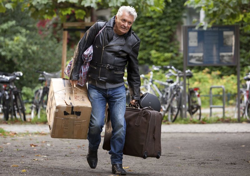 Paul (Henry Hübchen) sitzt mal wieder auf der Straße und weiß nicht, wohin. – Bild: MDR/Degeto/Conny Klein Paul (Henry Hübchen) sitzt mal wieder auf der Straße und weiß nicht, wohin. – Bild: MDR/Degeto/Conny Klein