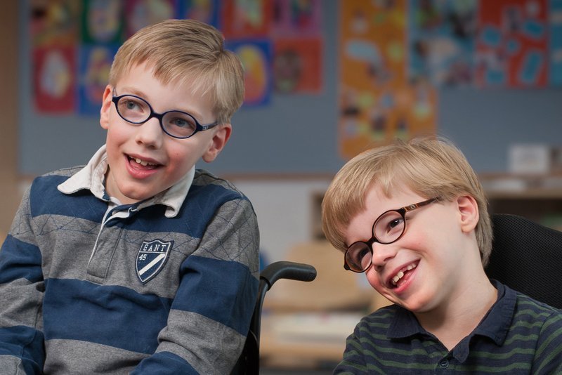 Die Zwillinge erzählen klug und reflektiert, wie es ihnen in der Schule ergeht – Bild: Thomas Entzeroth Die Zwillinge erzählen klug und reflektiert, wie es ihnen in der Schule ergeht – Bild: Thomas Entzeroth