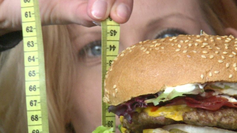 Bildunterschrift: Stolze 44 Zentimeter misst dieser Burger-Turm. – Bild: N24 Doku