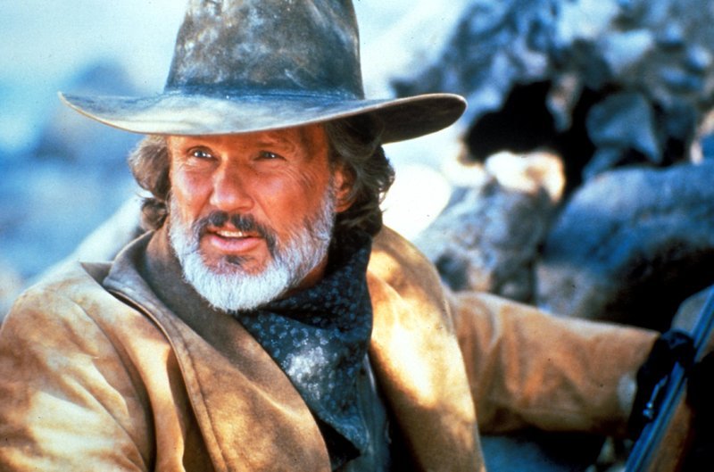 Der alternde Trapper Noble Adams (Kris Kristofferson), der sich noch einmal in den Sattel schwingt, um einen Mord zu sühnen, erhält dabei unversehens von seinem abtrünnigen Sohn Unterstützung. – Bild: TMG