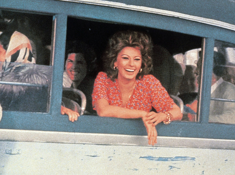 Filumena (Sophia Loren) besucht ihre Kinder, die bei guten Freunden aufwachsen. – Bild: ZDF und ARD Degeto Filumena (Sophia Loren) besucht ihre Kinder, die bei guten Freunden aufwachsen. – Bild: ZDF und ARD Degeto