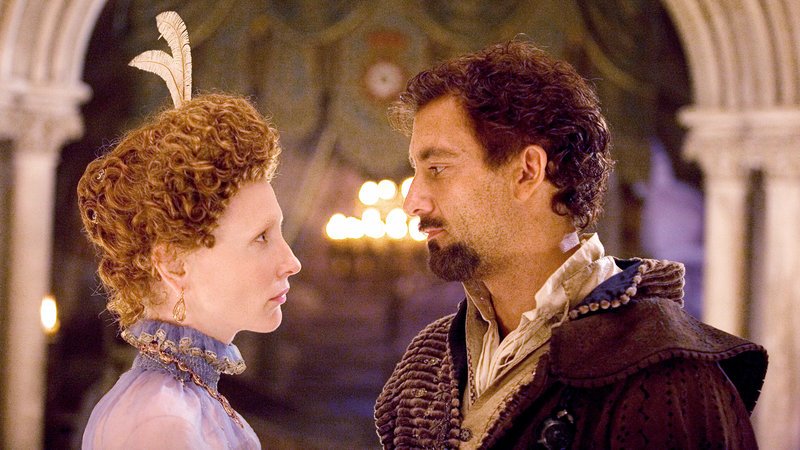 Elizabeth (Cate Blanchett) und Sir Walter Raleigh (Clive Owen) fühlen sich zueinander hingezogen – Bild: RTL Zwei
