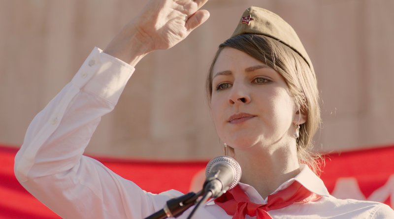 Lena (Natalia Belitski) nimmt mit dem Gruß einer Komsomolzin die Mai-Parade ab. – Bild: ZDF und Andreas Höfer