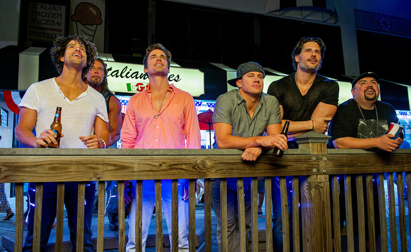 L-R: Tito (Adam Rodriguez), Tarzan (Kevin Nash), Ken (Matt Bomer), Mike (Channing Tatum), Big Dick Richie (Joe Magnaniello), Tobias (Gabriel Iglesias). – Bild: ORF L-R: Tito (Adam Rodriguez), Tarzan (Kevin Nash), Ken (Matt Bomer), Mike (Channing Tatum), Big Dick Richie (Joe Magnaniello), Tobias (Gabriel Iglesias). – Bild: ORF