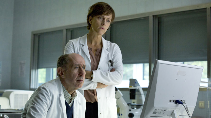 Dr. Anna Hellberg (Claudia Michelsen) sucht Rat beim Spezialisten (Manfred Möck). – Bild: NDR/Volker Roloff Dr. Anna Hellberg (Claudia Michelsen) sucht Rat beim Spezialisten (Manfred Möck). – Bild: NDR/Volker Roloff