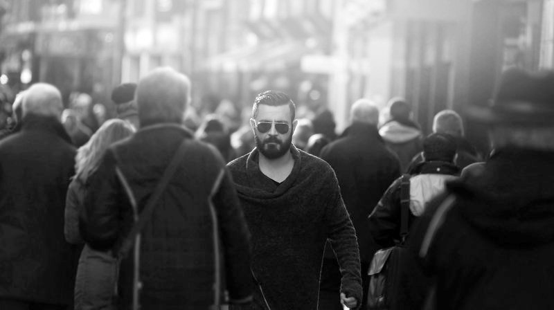 Der iranische Musiker Shahin Najafi in seiner Wahlheimat Köln. – Bild: WDR/Amin Khelghat Der iranische Musiker Shahin Najafi in seiner Wahlheimat Köln. – Bild: WDR/Amin Khelghat