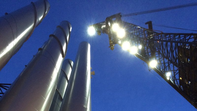 Installiert wird Tag und Nacht: 88 Meter hoch und bis zu 270 Tonnen schwer sind die Türme der Windkraftanlagen. Der Kran hebt sie in einem Stück. – Bild: N24 Doku