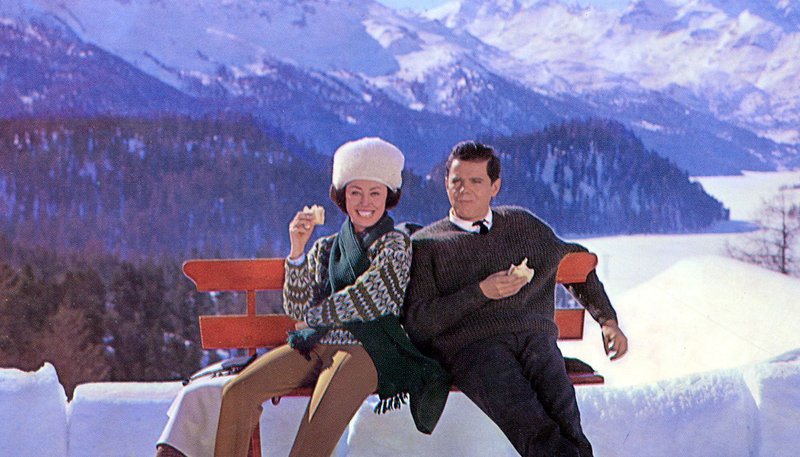 Heizungsingenieurin Rossi (Caterina Valente) wird zum Weihnachtsengel für den überforderten Hotelier Norbert Lang (Walter Giller). – Bild: MDR/​Schweizer Fernsehen