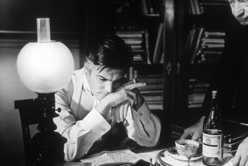 Stefan (Louis Jourdan) vertieft sich gebannt in die Lektüre des Briefes. – Bild: ARTE France /​ © Kineos Films