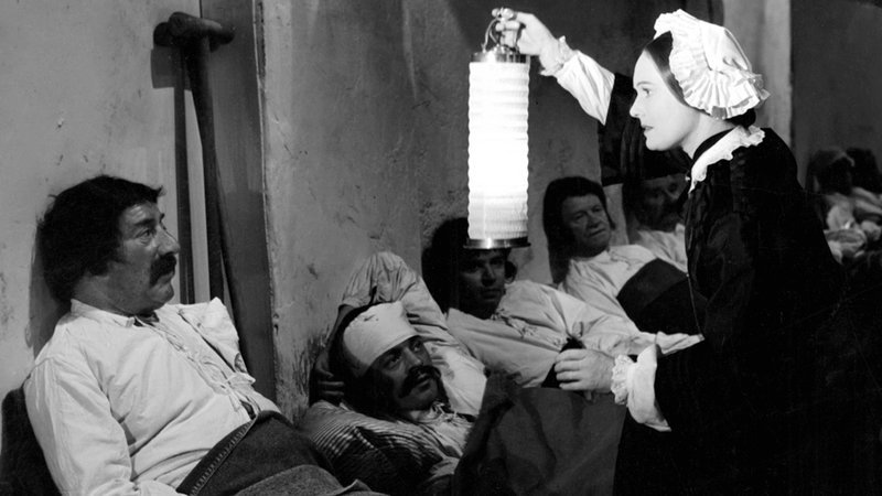 Florence Nightingale (Anna Neagle) hilft – Bild: Bibel TV