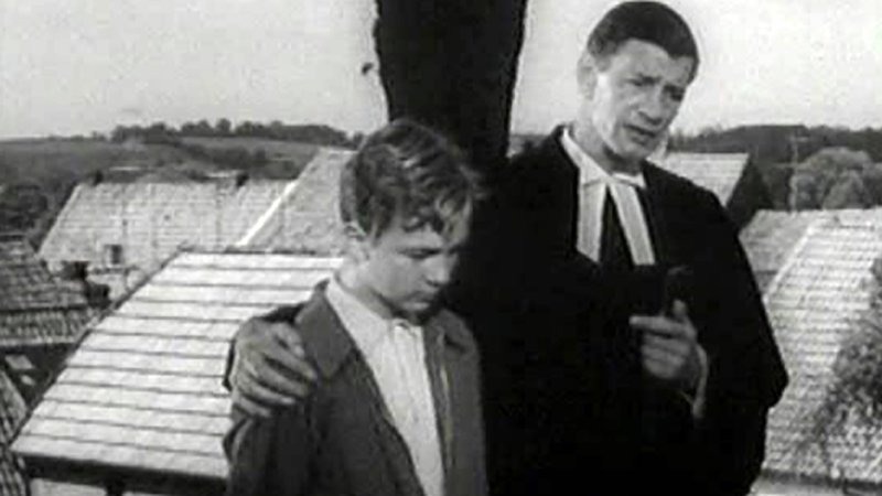 Pfarrer Friedrich Gottfried (Michael Gwynn) mit seinem Sohn Peter (Christian De Bresson) – Bild: Bibel TV Pfarrer Friedrich Gottfried (Michael Gwynn) mit seinem Sohn Peter (Christian De Bresson) – Bild: Bibel TV