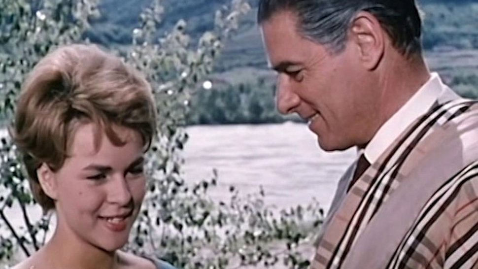 Mariandl (Cornelia Froboess) und Hofrat Franz Geiger (Rudolf Prack) – Bild: Bibel TV
