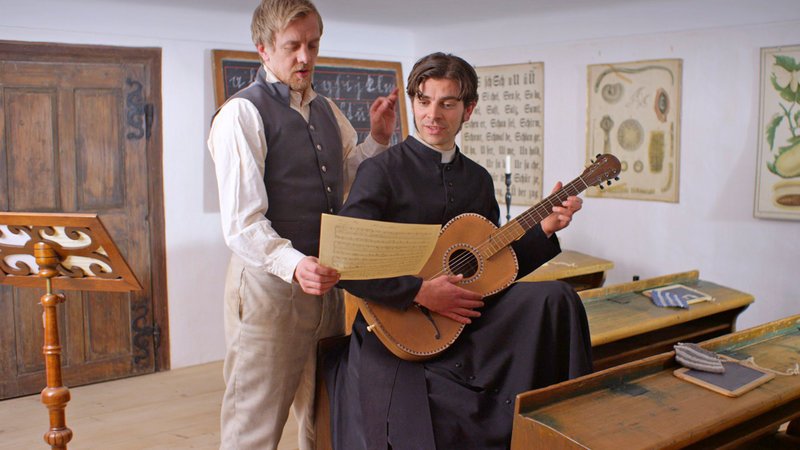 Franz Gruber (Markus von Lingen) und Joseph Mohr (Carsten Clemens) – Bild: Bibel TV