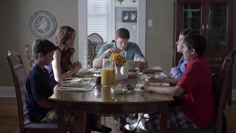 Die Familie beim Essen – Bild: Bibel TV